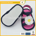 Venta al por mayor de China sandalias nueva llegada hecha a mano tres diseños de estilo única plana niña sandalias
